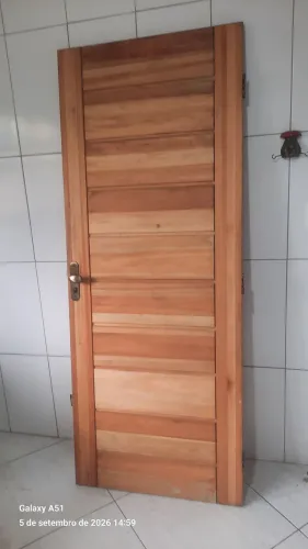 Porta madeira maciça com batente e fechadura com chave