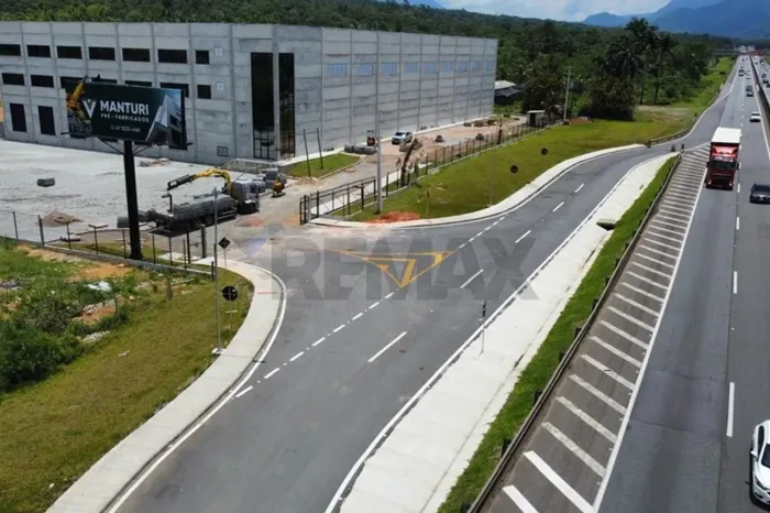 Galpão logístico localizado às margens da BR-101, em Garuva/SC