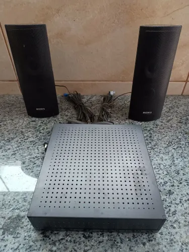 Amplificador de som surround Sony TA-SA300WR com caixas acústicas e a placa transceptora.