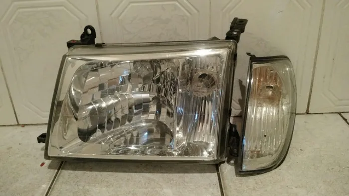 Farol esquerdo Toyota Land Cruiser