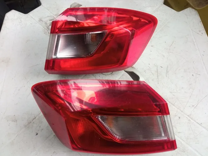 Par de lanternas de cruze sedan 18/19