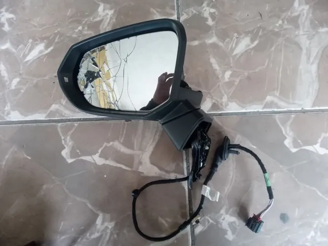 Retrovisor lado esquerdo Audi Q3 2021( lente quebrada )