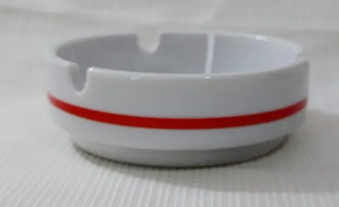Antigo tradicional Cinzeiro anos 80 em Porcelana 8 cm
