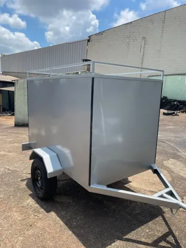 Carreta baú 1,10 L. x 1,50 C. x 0,50 A.