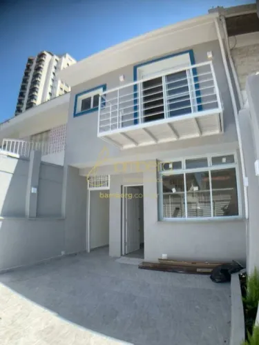 Campo Belo, sobrado 2 suites, moderna,2 vagas, área gourmet, rua tranquila.