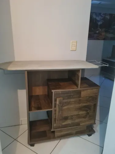 Tábua de passar c/ armário 