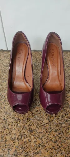 Scarpin Bebecê meia pata, roxo em verniz, tam 37 --- semi novo