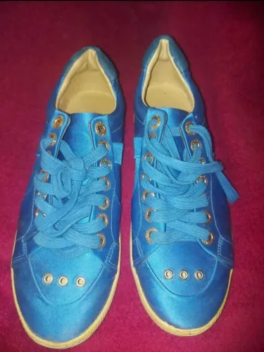 Tênis Azul Elegante com Detalhes Dourados