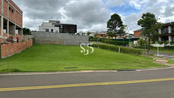 BELÍSSIMO TERRENO DE ESQUINA À VENDA - ALPHAVILLE DOM PEDRO 3