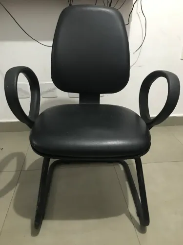 Cadeira preta usada