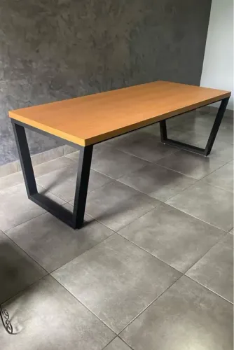 Mesa de jantar moderna com design industrial