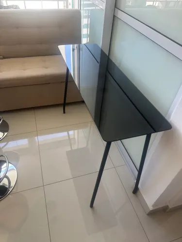 Mesa preta do tipo aparador retangular de vidro 