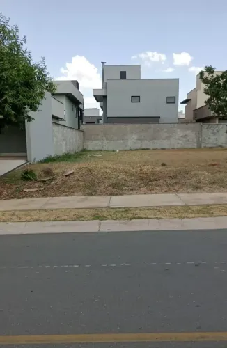 Vendo Lote no Condomínio parque ville pinheiros codigo: 151656