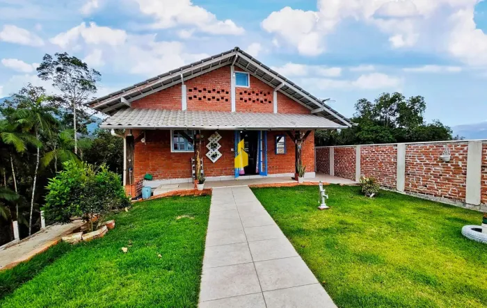 Casa diferenciada em meio a natureza