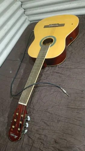 Violão elétrico, regulado por um profissional para ser adequado aos iniciantes!