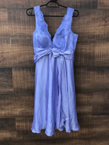 Vestido Lilás Elegante com Detalhes em Renda