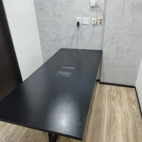 Mesa de reunião retangular  c/2 cx de tomadas
