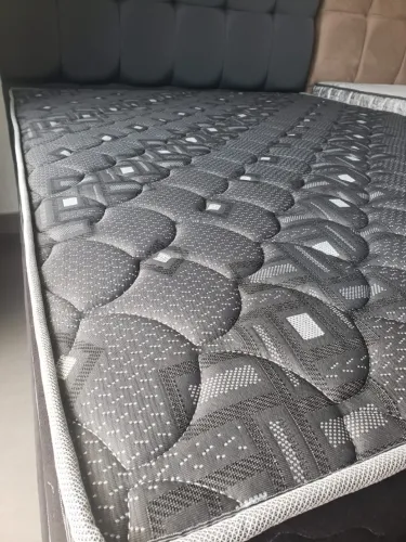 Colchão casal molas ensacadas disponível nas cores preto, marrom e vinho