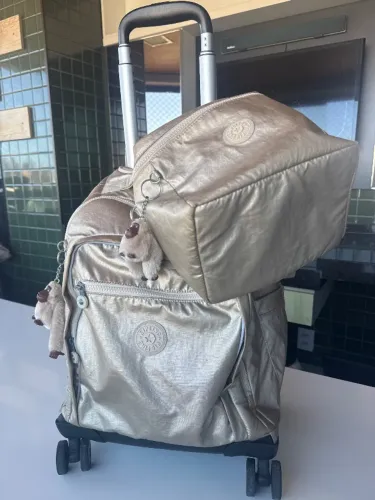 Mochila escolar Kipling dourada com rodinhas e lancheira 