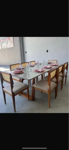Mesa com 8 cadeiras laqueada com vidro base e cadeiras madeira maciça