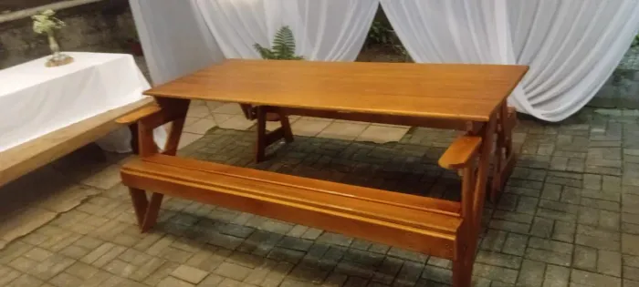 Mesa de madeira para área externa