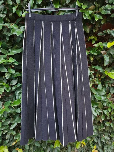 Saia preta plissada com detalhes em branco