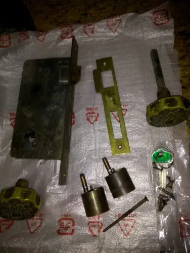 Vende-se fechadura Arouca com mais de 20 anos de idade, em latão, esta em perfeito estado