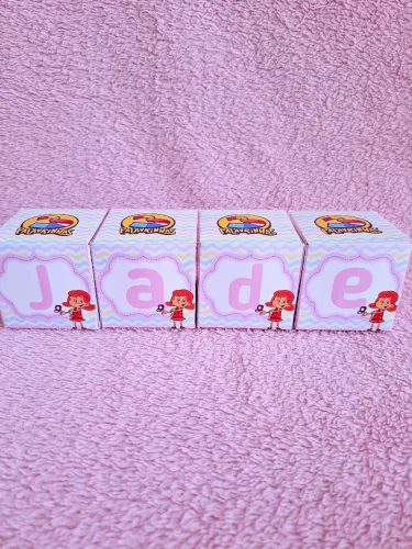 Caixinha letras para decorar mesa do bolo três palavrinhas 