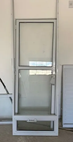Porta de vidro com armação de alumínio