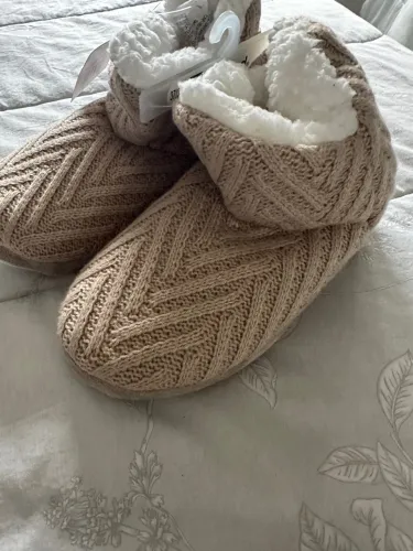 Pantufas de lã bege confortáveis e quentinhas