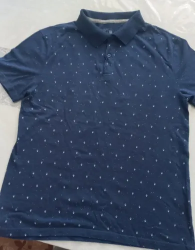 Um camiseta  masculina  azul marinho  tamanho p