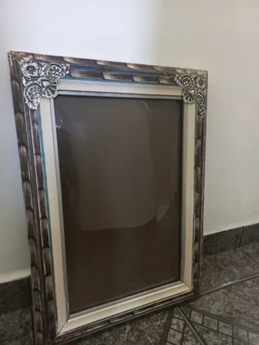 Antiga moldura com vidro bombê