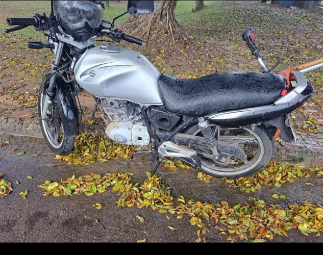 Vendo essa suzuki pra sair da pernada *