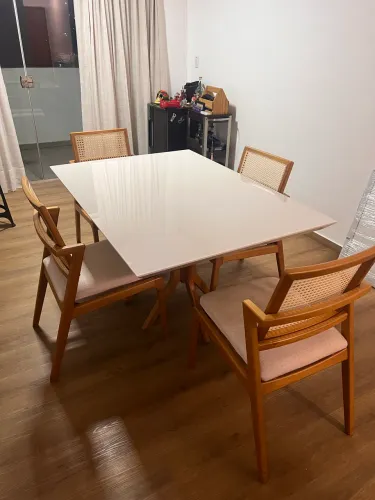Mesa de madeira Tauari - semi nova em excelente estado
