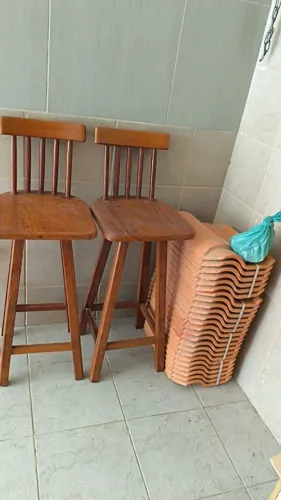 Vende-se banquete de madeira com encosto