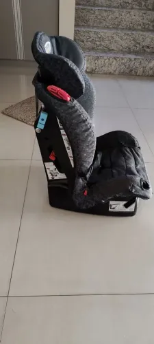 Cadeira de criança para carro.