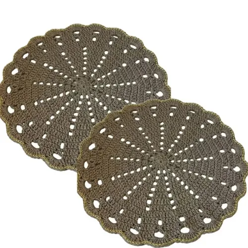 Par de Jogo Americano de Crochê Artesanal Cor Castanho com Bico em Fio Dourado 34cm