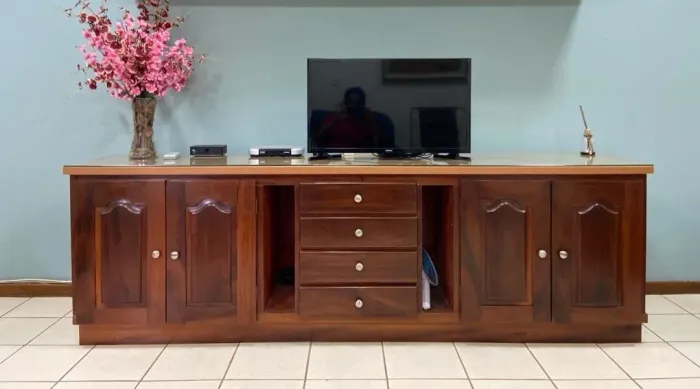 Rack de madeira com tampa de vidro blindex