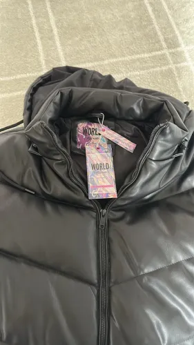 Jaqueta Puff couro sintetico femininna Besni nova na etiqeura, serve M/G 