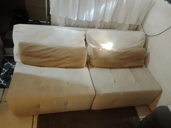 Vendo um sofá grande sem braço com 4 amofadas duas grande e duas fina pequena r 700 reais