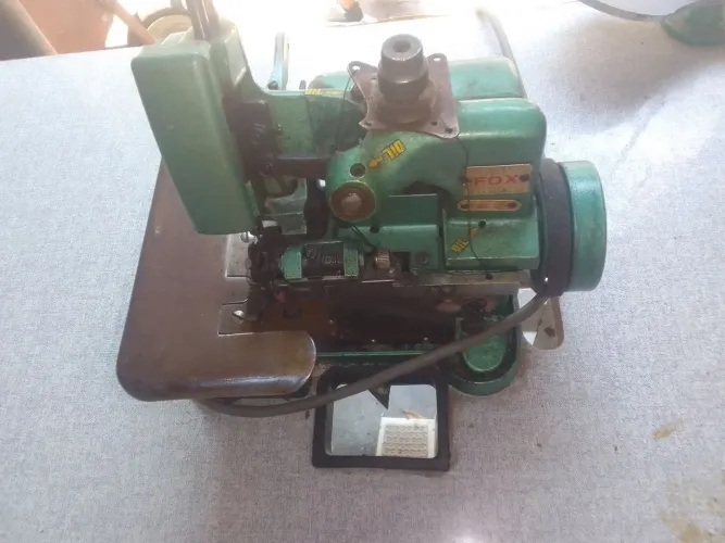 Overlock industrial com motor Gemsy bivolt aceito ofertas