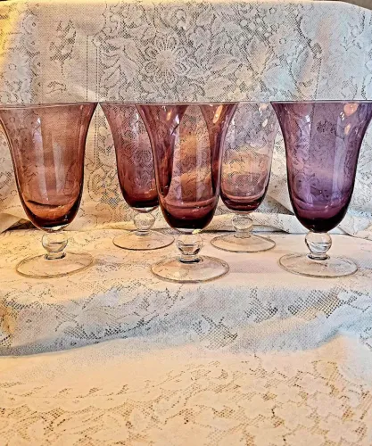 5 belas taças cor uva, de vinho, água,  sobremesas,  sorvete, decoração. Italianas Novas 