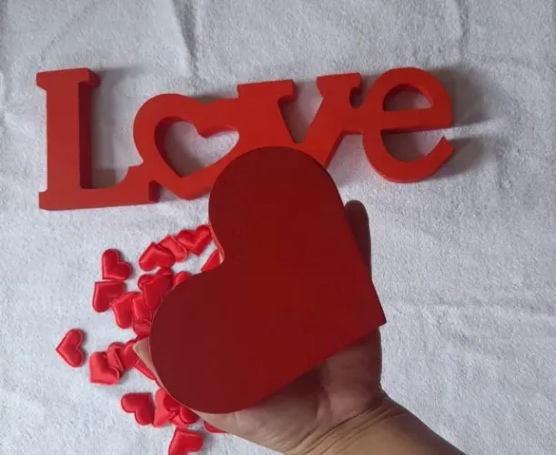 Enfeite de madeira 'Love' com coração. Pintura gasta