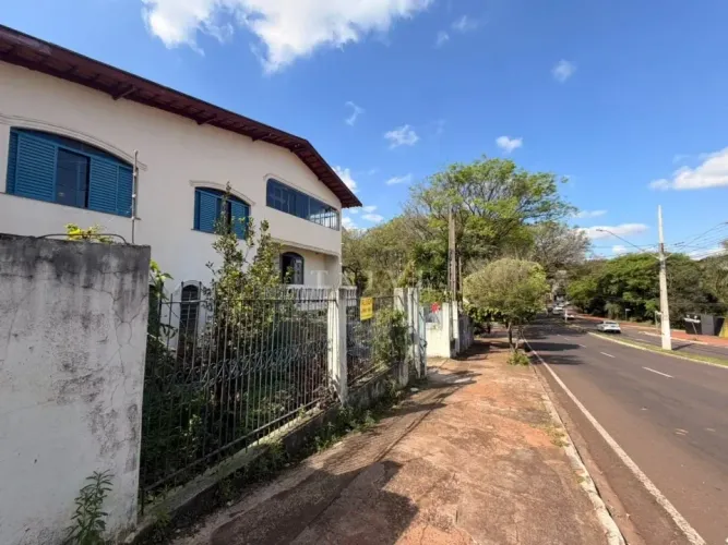 CASA RESIDENCIAL ou COMERCIAL PARA VENDA ou LOCAÇÃO - 5 QUARTOS, 300m² CONSTRUÇÃO, 500 m²