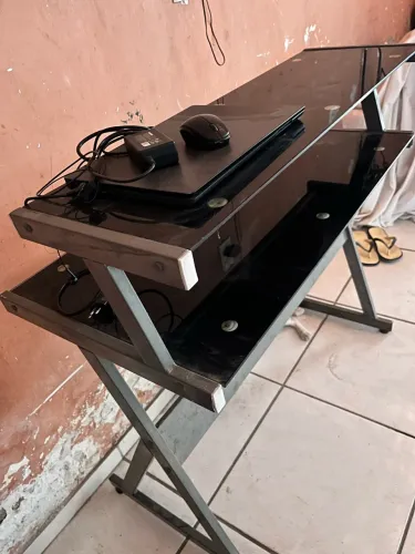 Mesa de ferro com vidro