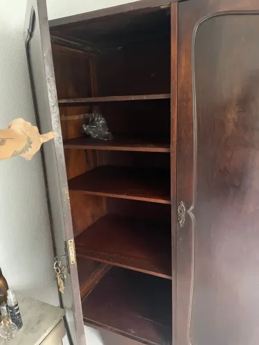 Guarda-roupa antigo, estilo clássico.
