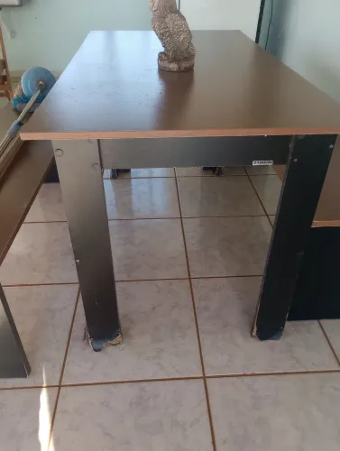 Mesa de madeira com banco
