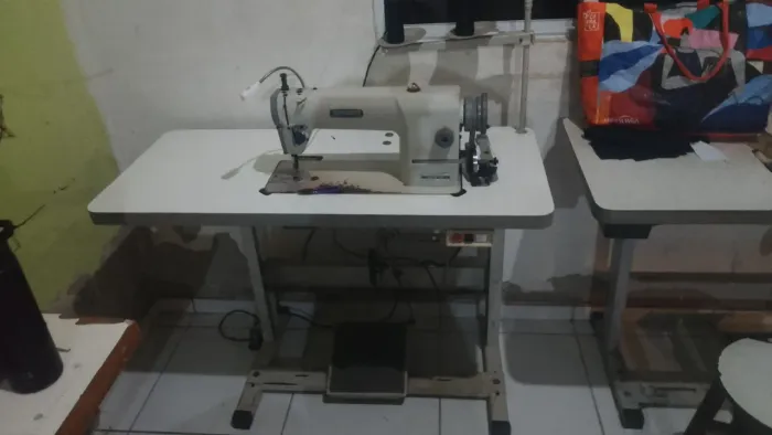 Máquina de costura reta