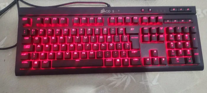 Teclado Mecânico Gamer Corsair K68, LED Vermelho