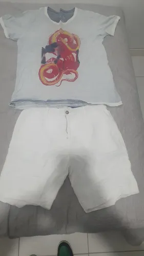 BERMUDA BRANCA COM CAMISETA